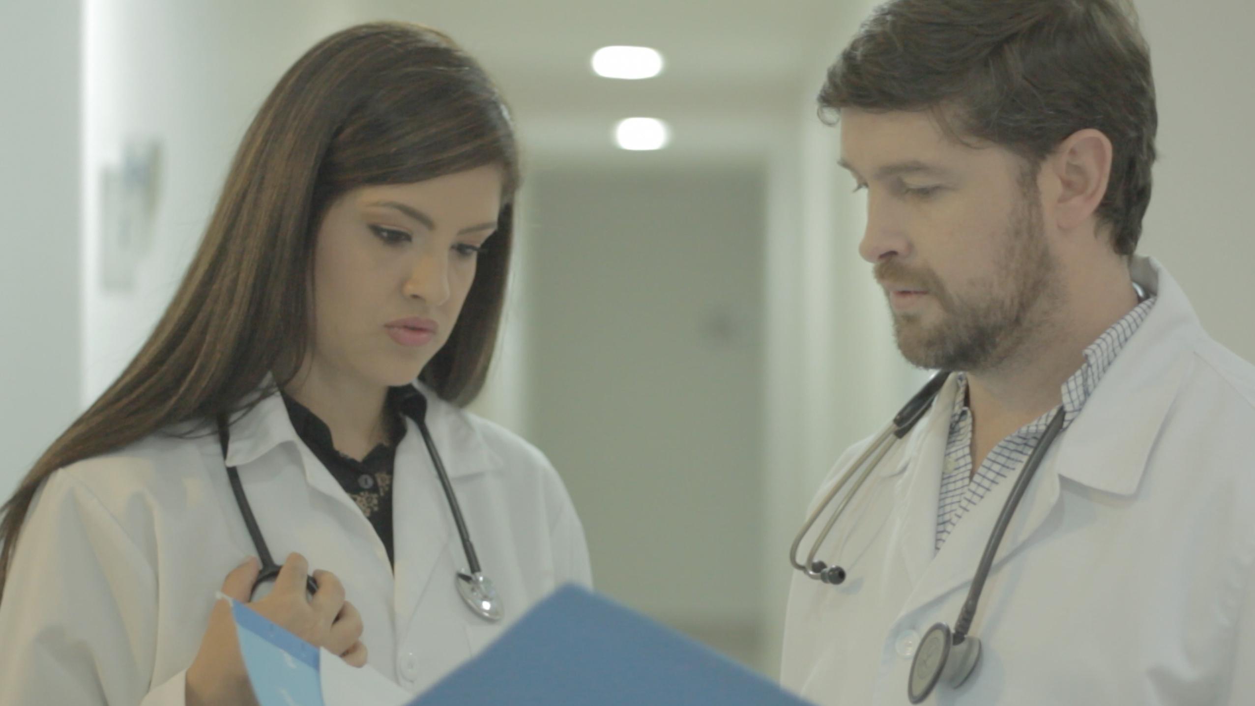 medicos_revisando_historias_terapia_neural