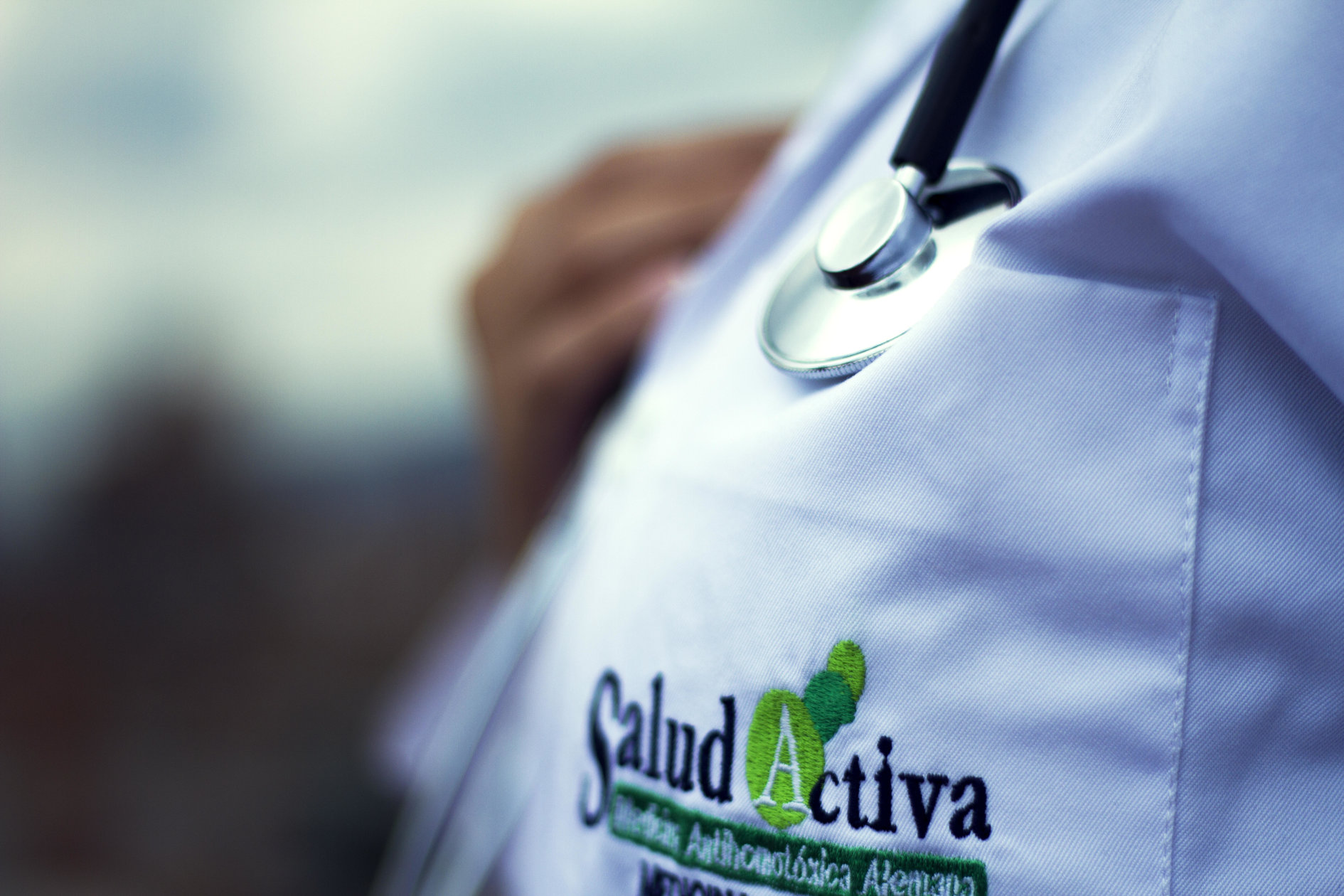 medico_hombre_escribiendo